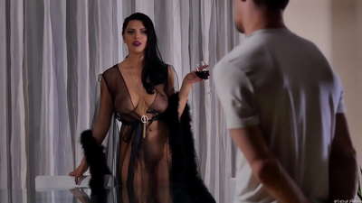 स्लट किरा रानीले आफ्नो छिमेकीलाई चियाको लागि आमन्त्रित गरिन् र उसलाई डिनर टेबलमा चुदाइन्